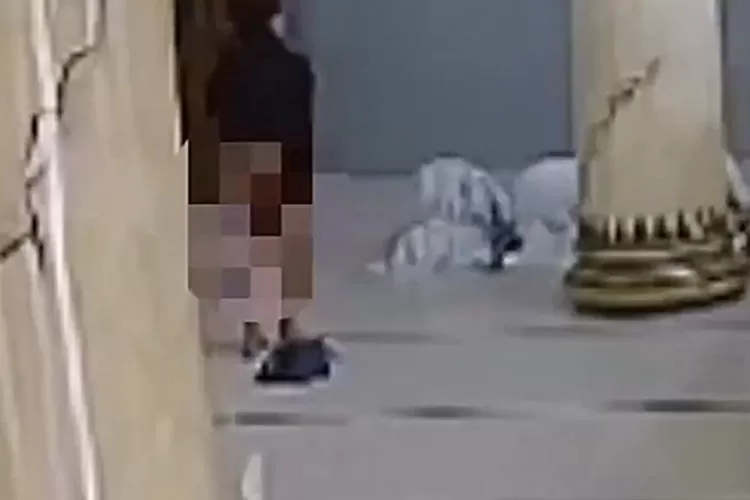 Seorang pria lakukan pelecehan seksual kepada wanita yang sedang sholat berjamaah di Masjid yang berada di Bojonegoro (Foto: Tangkapan layar Instagram @fakta.indo)