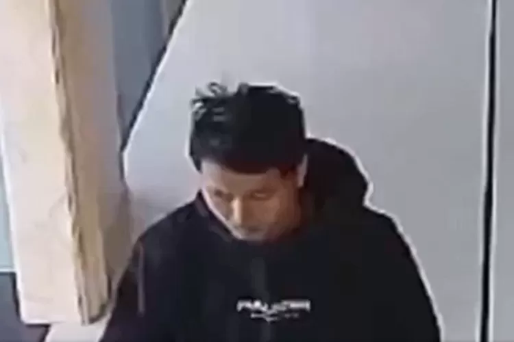 Tampang pelaku pelecehan seksual kepada seorang jamaah wanita di Masjid Bojonegoro (Foto: X @_faktaindo)