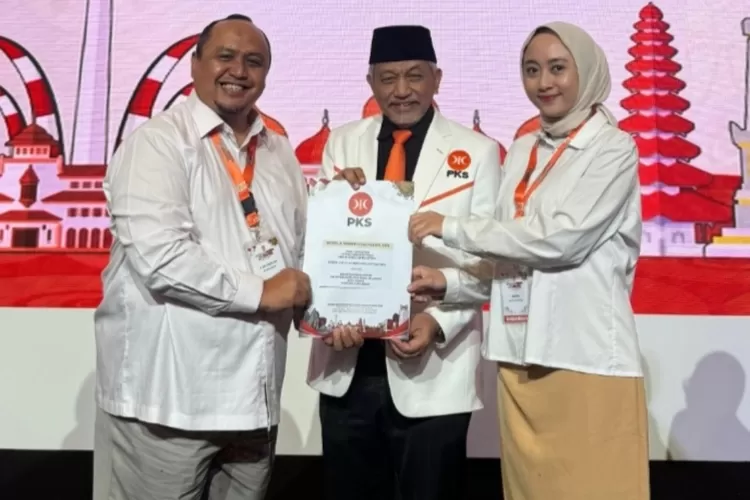 Pasangan Atang Trisnanto dan Annida Allivia menerima SK Pasangan untuk maju di Pilkada 2024 Kota Bogor. 