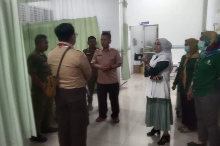 Guru dan siswa SMP di Citeureup, Kabupaten Bogor diduga keracunan nasi kuning yang dibeli di kantin sekolah hingga dilrikan ke UGD. (Polres Bogor)