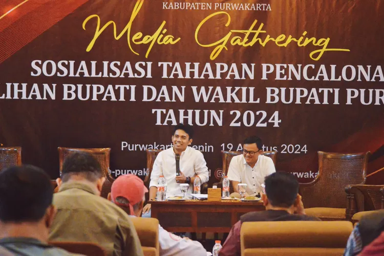 Ketua Divisi Sosialisasi dan SDM KPU Kabupaten Purwakarta, Oyang Este Binos, saat mengisi acara sosialisasi tahapan Pilkada 2024 kepada insan pers di Hotel Grand Situ Buleud, Senin 19 Agustus 2024 (Aik)