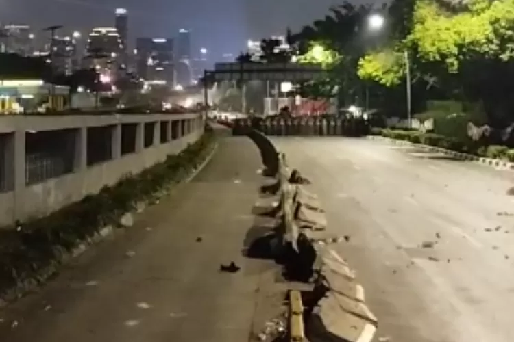 Kondisi jalan di depan Gedung DPR usai Polisi berhasil pukul mundur massa aksi demo tolakk RUU Pilkada (Foto: Muhammad Fazli Imtiaz/ Metropolitan)