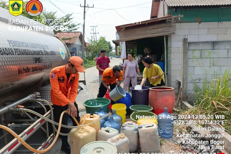 BPBD Kabupaten Bogor saat mendistribusikan air bersih untuk warga Jonggol. (BPBD Kabupaten Bogor)