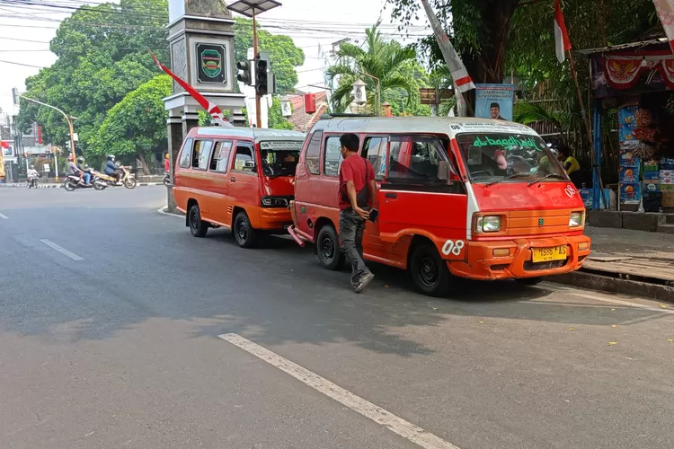 Beberapa kendaraan angkot mangkal di Jalan Kemuning, Kelurahan Nagrikaler, Purwakarta, Jumat 23 Agustus 2024. (Aik/Metropolitan)