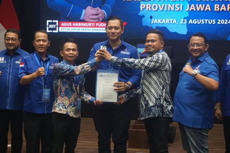 Om Zein) dan Abang Ijo Hapidin secara resmi telah menerima surat rekomendasi dari Partai Demokrat untuk maju di Pilkada Purwakarta 2024. (ist)