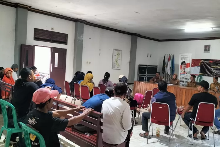 Warga menggeruduk Kantor Kepala Desa Cibatu Purwakarta lantaran ada dugaan penggelapan dana CSR perusahaan untuk lingkungan (Aik/Metropolitan)