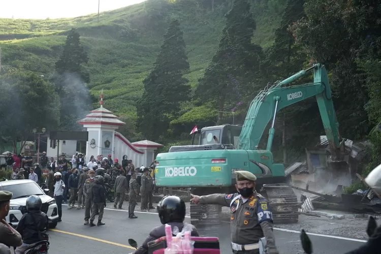 Alat berat dikerahkan saat pembongkaran lapak PKL Puncak, Cisarua, Kabupaten Bogor, Senin, 26 Agustus 2024. (Humas Pemkab Bogor)