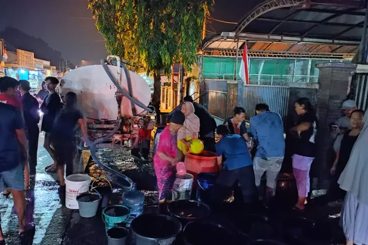 Calon Bupati Purwakarta, Saepul Bahri Binzein kirim puluhan tangki bantuan air bersih kepada warga di beberapa desa di Wilayah Kecamatan Jatiluhur, Sabtu 24 Agustus 2024. (Aik/Metropolitan.id)