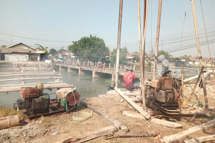 Sejumlah Pekerja tidak menggunakan K3 pada saat Pengerjaan Jembatan Ciselang Karawang (Samsudin)