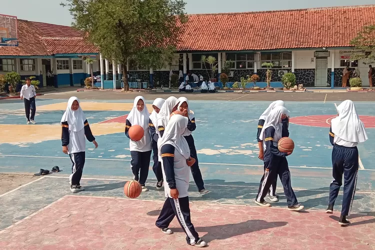 Sejumlah pelajar SMPN 1 Tirtamulya Karawang terlihat antusias saat mengikuti pembelaran PJOK (Acu/Metropolitan)