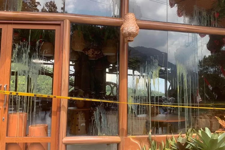 Restoran Liwet Asep Stroberi dilempari telur lantaran bebas dari pembongkaran meski belum memiliki izin, Senin, 26 Agustus 2024. (Rifal)