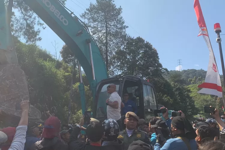 Ratusan pedagang kaki lima Puncak Bogor yang lapaknya dibongkar mengadang alat berat meminta Restoran Liwer Asep Stroberi ikut dibongkar. (Rifal)