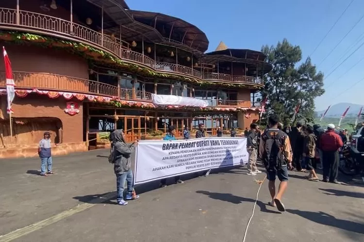 Sejumlah pedagang Puncak Bogor yang lapaknya digusur melakukan protes di depan Restoran Liwet Asep Stroberi lantaran lolos dari penggusuran, 26 Agustus 2024. (Rifal)