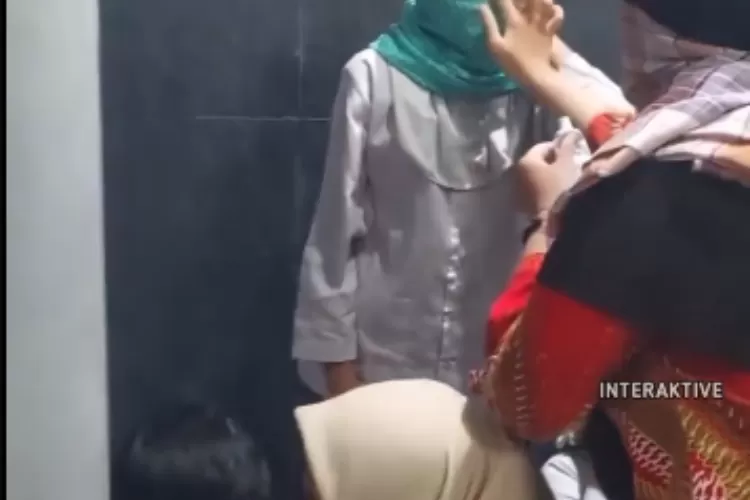 Belasan anak yang sedang mengaji di dalam masjid terdampak gas air mata saat Polisi bubarkan aksi demo di Semarang (Foto: Instagram @interaktive__)