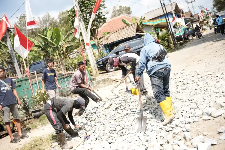 Jalan rusak di Kampung Pasirdatar, Desa Pasirangin Purwakarta diperbaiki secara darurat menggunakan material tanah dan bebatuan. (Aik)
