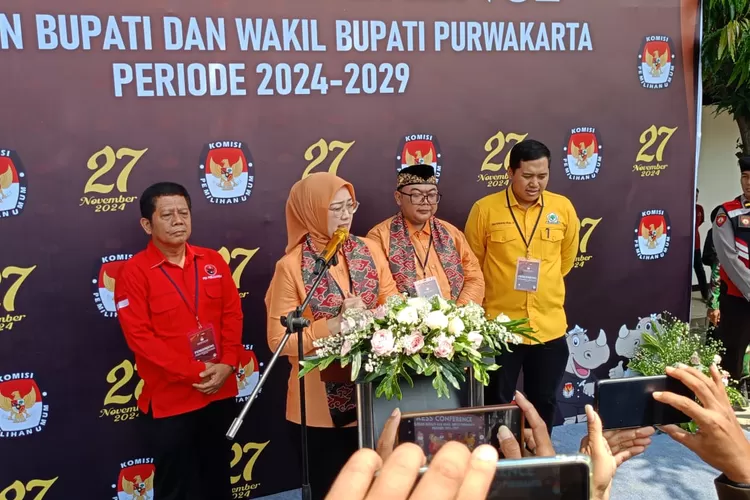 Paslon Anne Ratna Mustika-Budi Hermawan saat konferensi pers usai mendaftar ke KPU Purwakarta untuk mengikuti Pilkada Purwakarta 2024 (Aik)