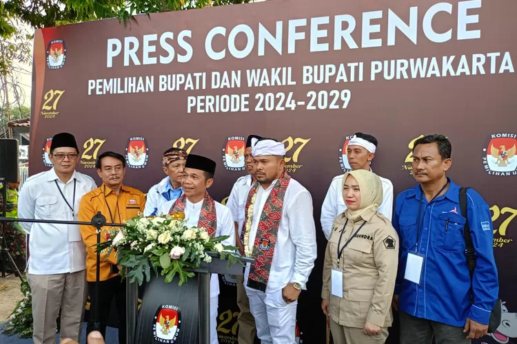 Pasangan bakal calon Om Zein dan Abang Ijo resmi daftar ke KPU untuk maju Pilkada Purwakarta, didampingi ribuan pendukung (Aik)