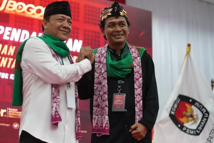 PDIP resmi mengusung Bayu Syahjohan - Musyafaur Rahman (kanan) sebagai calon bupati dan wakil bupati di Pilbup Bogor 2024. Keduanya mendaftar ke KPU Kabupaten Bogor pada Kamis, 29 Agustus 2024 malam. (Arifin/Metropolitan)