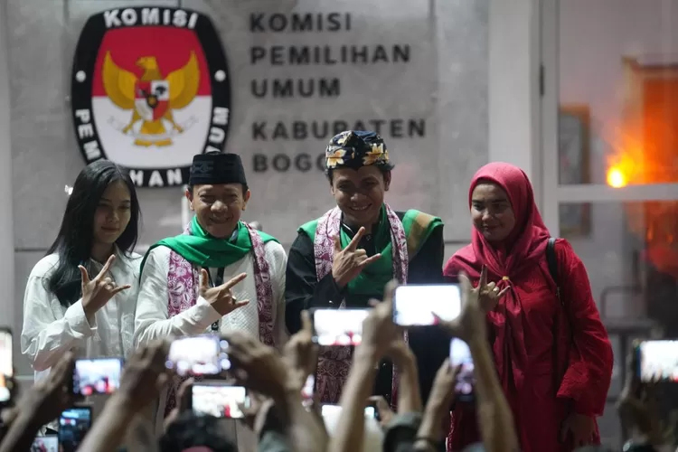 PDIP resmi mengusung Bayu Syahjohan - Musyafaur sebagai calon bupati dan wakil bupati di Pilbup Bogor 2024. Keduanya mendaftar ke KPU Kabupaten Bogor pada Kamis, 29 Agustus 2024 malam. (Arifin/Metropolitan)
