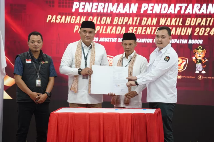 Bakal calon Bupati Bogor Rudy Susmanto dan wakilnya Jsro Ade resmi mendaftarkan diri ke KPU Kabupaten Bogor. (Foto: Arifin Metropolitan)