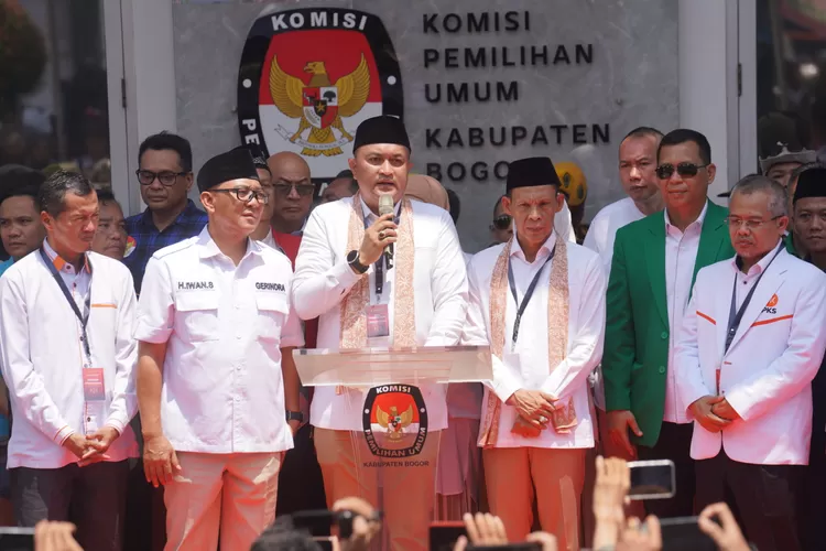 Pasangan calon bupati dan wakil bupati Bogor Rudy Susmanto - Jaro Ade memberikan keterangan pers usai mendaftar ke KPU Kabupaten Bogor, Kamis, 29 Agustus 2024. KPU bakal menetapkan keduanya sebagai bupati dan wakil bupati Bogor terpilih pada Rabu, 5 Januari 2025. (Arifin/Metropolitan)