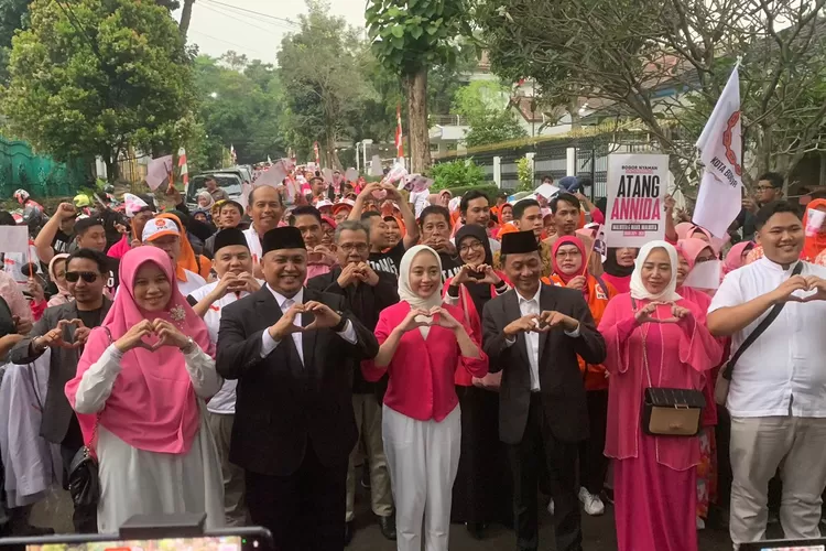 Pasangan Atang-Annida mendatangi Kantor KPU Kota Bogor untuk daftar maju di Pilkada 2024 Kota Bogor. (Rifal/Metropolitan) 