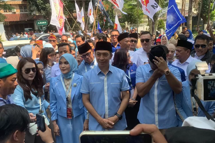 Pasangan Dedie-Jenal bersama rombongan tiba di Kantor KPU Kota Bogor, untuk mendaftar maju di Pilkada 2024. (Rifal/Metropolitan) 