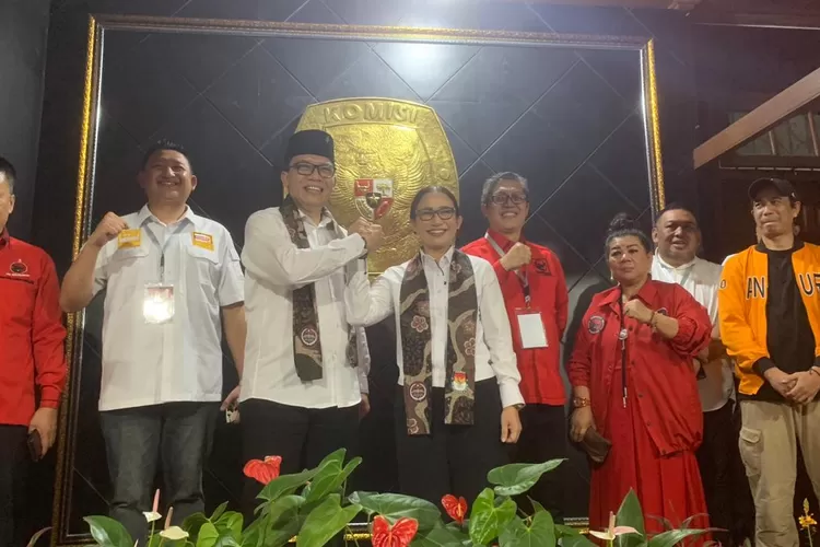 Pasangan Ready, Rena-Teddy mendaftarkan diri maju di Pilkada 2024 Kota Bogor. (Rifal/Metropolitan) 