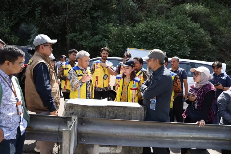 Survei dan pengumpulan data rencana penataan kawasan Puncak di Rest Area Gunung Mas Puncak, Cisarua, Kabupaten Bogor, Jumat, 30 Agustus 2024. (Humas Pemkab Bogor)