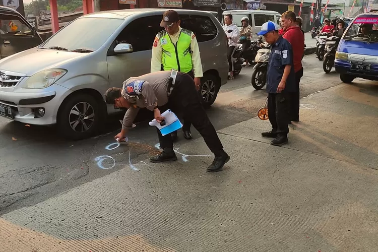 Ilustrasi polisi saat melakukan olah TKP kecelakaan lalu lintas. (Polres Bogor)