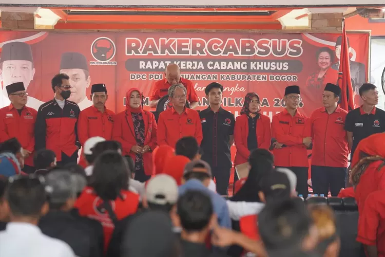 PDIP Kabupaten Bogor mengenalkan tim pemenangan Pilkada 2024 saat Rakercabsus DPC PDIP Kabupaten Bogor, Minggu, 1 September 2024. (Arifin/Metropolitan)