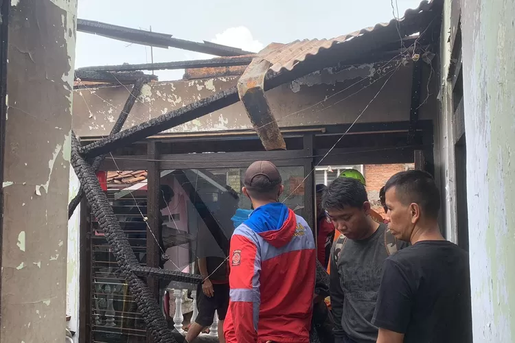 Petugas melakukan pendinginan di rumah warga yang ludes terbakar di Bondongan, Kota Bogor. (Rifal/Metropolitan) 