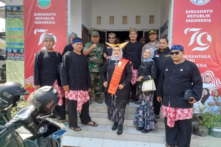 PPK Cikampek menggelar kirab pemilu dengan adat Sunda, sebagai simbol komitmen menyukseskan Pilkada Karawang 2024 (Samsudin)