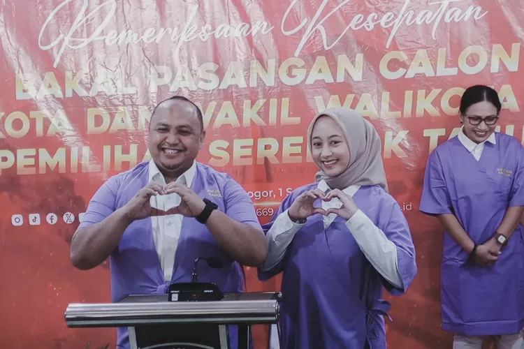 Pasangan Atang Annida menjalani tes kesehatan sebagai syarat Ikuti Pilkada Kota Bogor, dengan bawa tanda cinta saat konfrensi pers (Rifal)