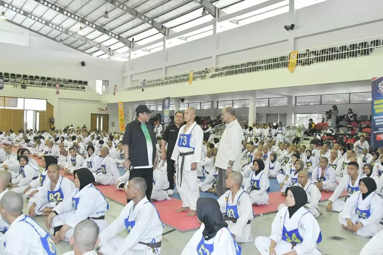 Ketua Dewan Pembina KKI, Oesman Sapta Odang alias OSO saat meninjau langsung Ujian DAN Nasional KKI di Oso Sport Center, Minggu (1/9/2024). (ist)