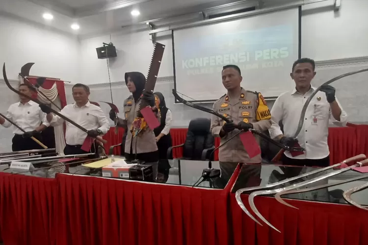 Kapolres Sukabumi Kota AKBP Rita bersama jajarananya saat menunjukan barang bukti senjata tajam yang akan digunakan geng motor untuk tawuran (Satiri)