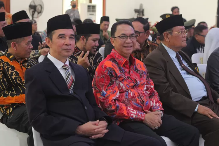 Bacalon Wakil Wali Kota Andri Setiawan, saat menghadiri acara pengucapan sumpah/janji jabatan Anggota DPRD Kota Sukabumi 2024-2029 (batik merah) (satiri)