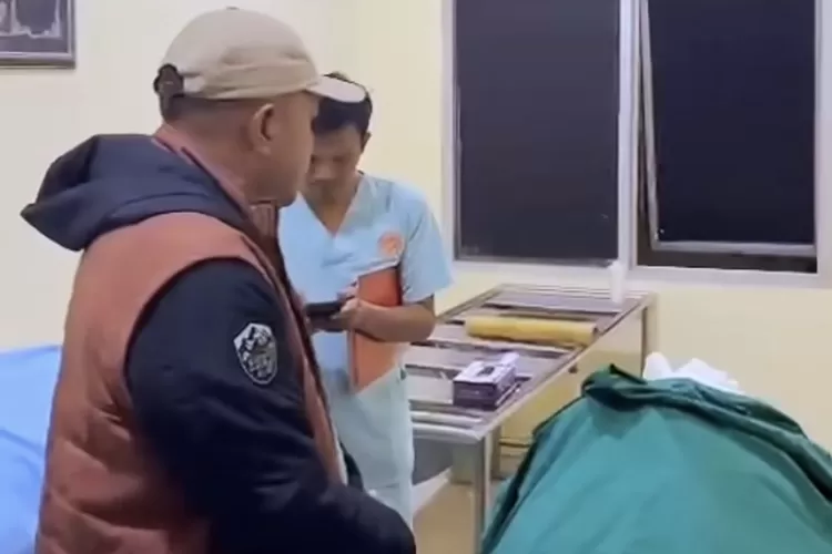 Rudy Susmanto saat mengunjungi korban meninggal akibat puting beliung di Pamijahan, Kabupaten Bogor. (Ist)