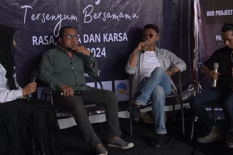 Nur Project saat rilis single Tersenyum Bersamamu di Wind Studio Klapanunggal, Kabupaten Bogor pada Minggu, 1 September 2024. (Nur Project)