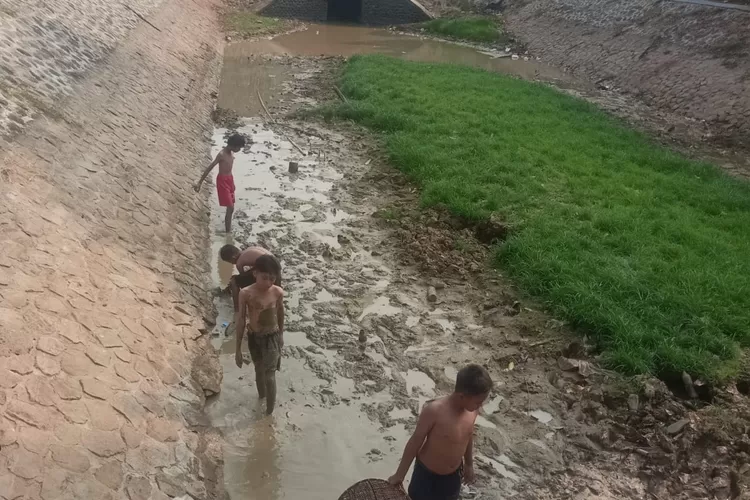 Situasi Situ Kamojing yang kering pun dimanfaatkan warga untuk mencari ikan yang terjebak di kubangan (Herman)