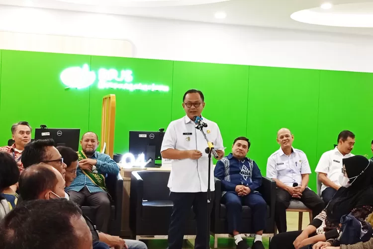 Pj Wali Kota Bekasi Raden Gani Muhamad bersama BPJS Ketenagakerjaan menyapa pengunjung di Hari Pelanggan Nasional (Adien)