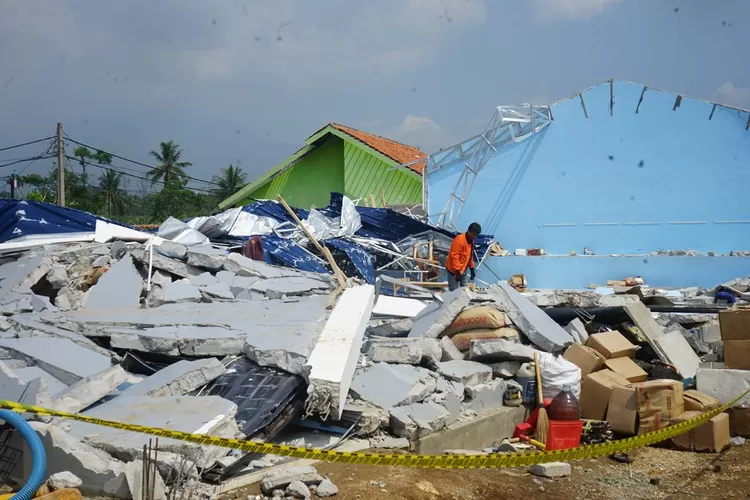 Kondisi bangunan ambruk yang menewaskan dua pekerja di Desa Cimayang, Kecamatan Pamijahan, Kabupaten Bogor, Selasa, 3 September 2024. Bangunan tersebut ambruk saat hujan deras dan angin kencang menerjang pada Senin, 2 September 2024. (Arifin/Metropolitan)