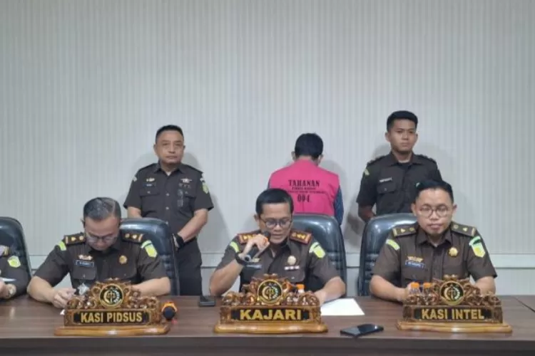 Kejari Karawang menetapkan K, selaku manajer Tempat Pelelangan Ikan sebagai tersangka kasus penyalahgunaan retribusi TPI Ciparagejaya Karawang (Samsudin)