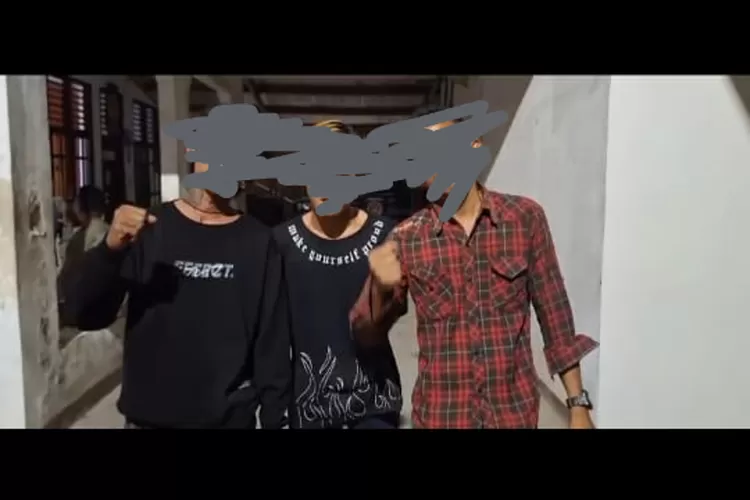 Satpol PP Kabupaten Karawang menangkap tiga orang pengamen yang ngamen dalam keadaan mabuk dan bau alkohol (ist)