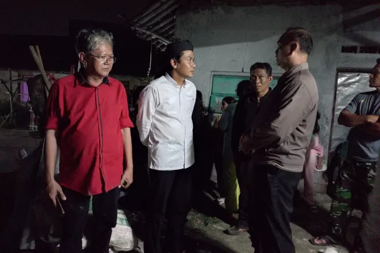 Bacawabup Bogor dari PDIP Musyafaur Rahman alias Kang Mus (kemeja putih) berbincang dengan pengurus lingkungan usai memberikan bantuan kepada warga terdampk puting beliung di Desa Situ Udik, Pamijahan, Kabupaten Bogor, Selasa, 3 September 2024. (Arifin/Metropolitan)