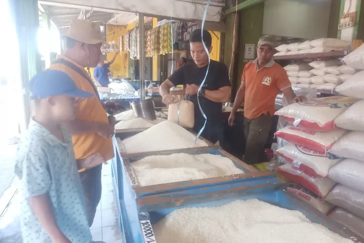 Penjualan beras di Pasar Cikampek Karawang  disebut turun drastis, padahal harga sedang normal. Bansos disebut jadi penyebabnya (Herman)