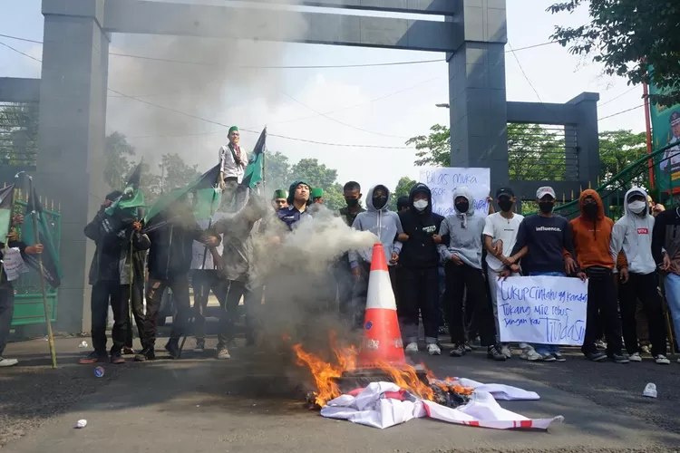 Mahasiswa bersama PKL Puncak korban penggusuran menggelar demo atau unjuk rasa di depan komplek perkantoran Pemkab Bogor, Cibinong, Jumat, 6 September 2024. (Arifin)