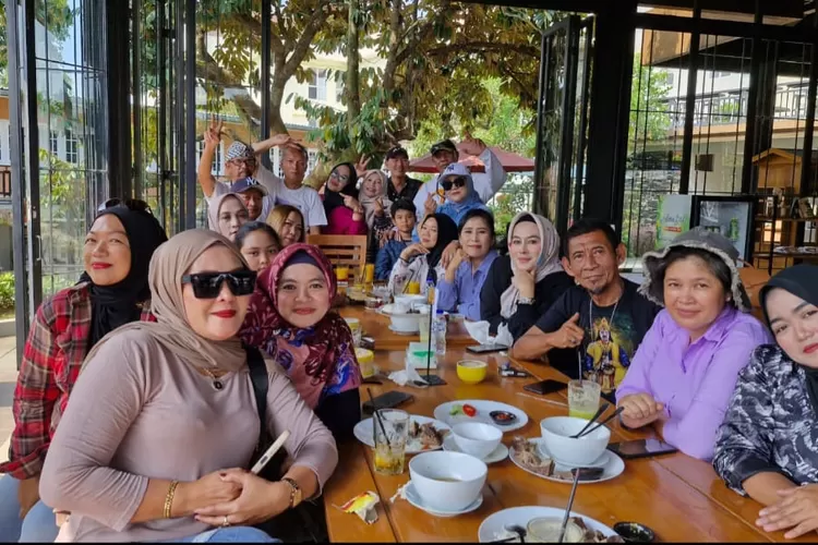 Para pekerja seni yang tergabung dalam Organisasi Kreasi Seniman Bogor (KSB) yang memantapkan dukungan untuk pasangan Rudy Susmanto - Jaro Ade di Pemilihan Bupati atau Pilbup Bogor 2024. (KSB)