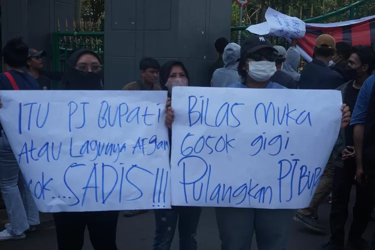 Sejumlah pedagang Warpat Puncak korban penggusuran saat menggelar aksi di komplek perkantoran Pemkab Bogor, Jumat, 6 September 2024. (Arifin)