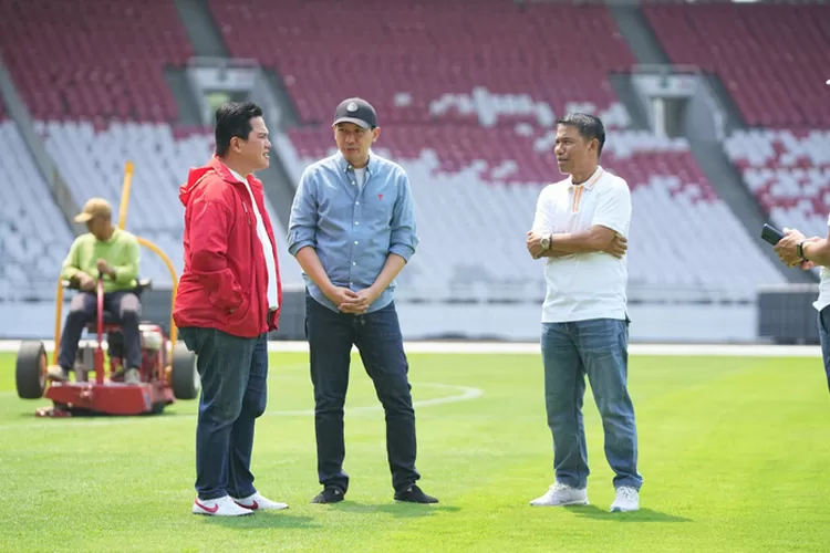 Ketua umum PSSI Erick Thohir sedang meninjau kesiapan Stadion Utama Gelora Bung Karno jelang laga Timnas Indonesia vs Australia di Kualifikasi Piala Dunia 2024. (PSSI)